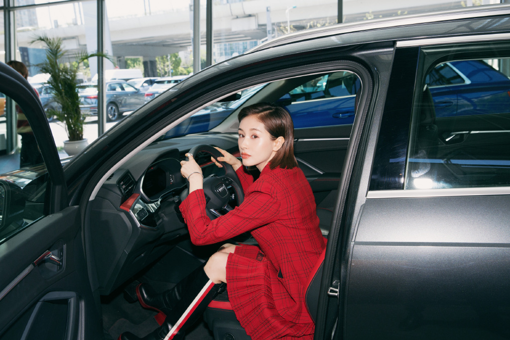 王子文一身中国红秀“竹竿腿”,短发搭配显高10cm,信你只有80斤 王子文一身中国红秀“竹竿腿”,短发搭配显高10cm,信你只有80斤