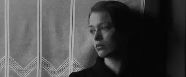 清醒时,把爱剥离得如此哲学,昏厥时,将爱混沌的