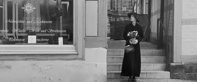 清醒时,把爱剥离得如此哲学,昏厥时,将爱混沌的