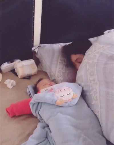哄宝宝睡着后,睡梦中妈妈的举动让人纳闷了,做妈妈的都这样吗?