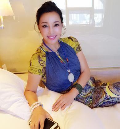 62岁的吕良伟帅出新高度，不老女神在他面前甘拜下风