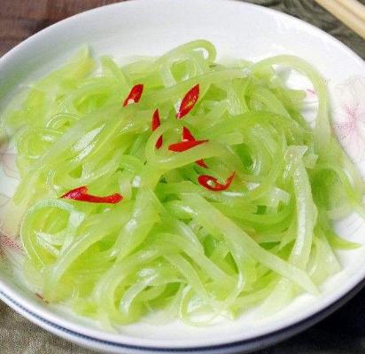 想必大家都知道了,做这道菜时,是不需要焯水的,只需要将切好的莴笋丝