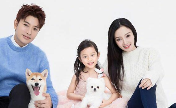 李小璐微博背景更换为结婚照，夫妻一同看女儿演出，难道和好了？