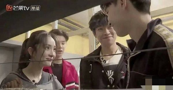 啥情况，杨幂一脸“花痴”看邓伦，杨幂撩邓伦?