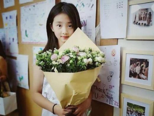 黄磊女儿又化妆，12岁青春少女成30岁贵妇，网友：没认出来！