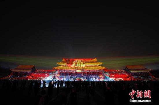 2月19日晚，观众在晚间游览故宫。中新社记者 杜洋 摄