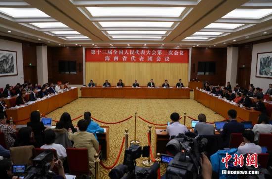3月7日,十三届全国人大二次会议海南省代表团举行全体会议,审查政府计划报告和预算报告,并对中外媒体开放。<a target=