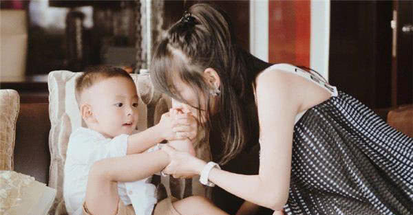 张嘉倪生下两儿子,却依旧受冷待?买超职业让大