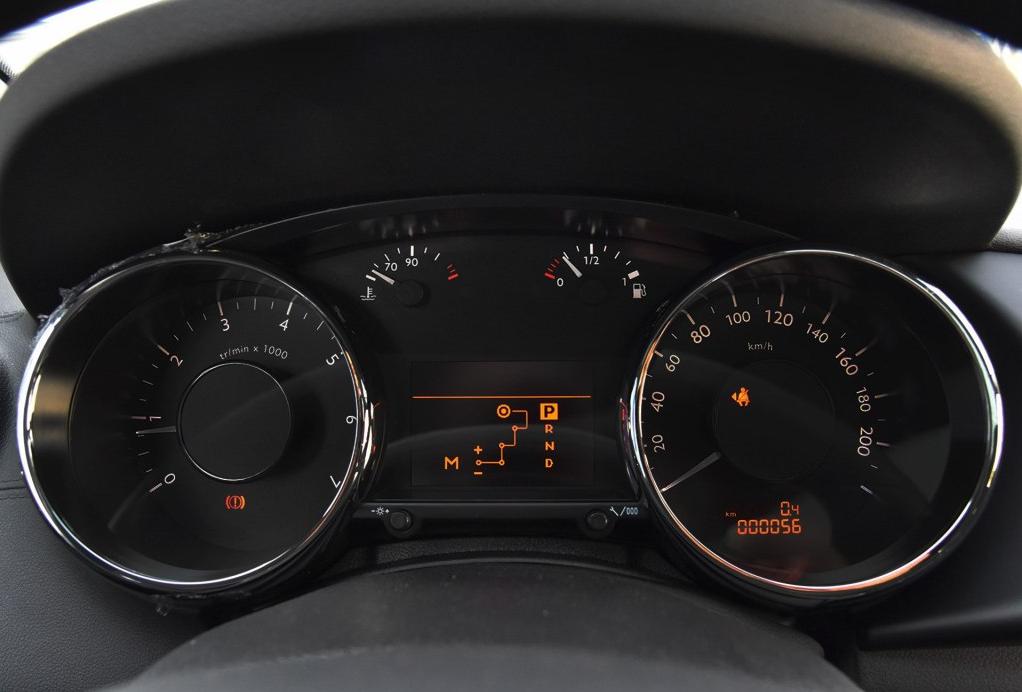 二师兄玩车 | 全系扭力梁,次顶配无中控屏,光看配置3008就输了