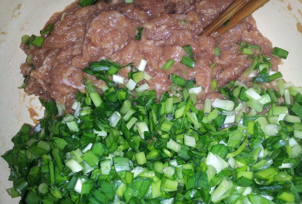 做韭菜猪肉包子时,大厨偷偷加点它,韭菜翠绿不