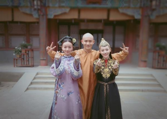 为啥都说别和吴谨言一起拍照?张嘉倪都输了,最后一张笑出声! 为啥都说别和吴谨言一起拍照?张嘉倪都输了,最后一张笑出声!