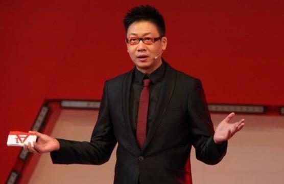 曾是央视著名主持，却在直播中怒摔耳机消失荧幕，今47岁现况如何