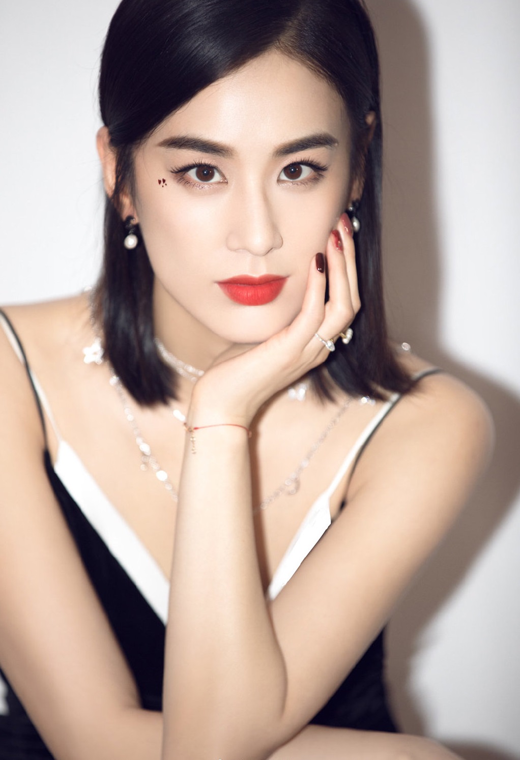 黄圣依穿深v吊带仙气十足,留齐头短发很有女人味