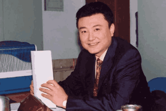 这对夫妻都是央视主持, 妻子52岁仍是童颜, 两人最萌身高差超甜