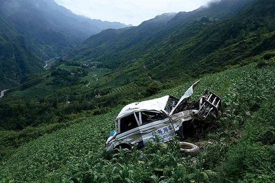 在走访预脱贫户的途中，王文贵乘坐的车辆坠下数百米高的山坡。