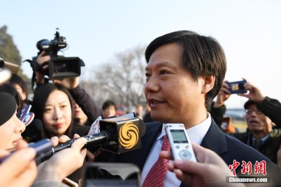  3月5日，十三届全国人大二次会议开幕会在北京人民大会堂举行。图为开幕会前，全国人大代表雷军接受媒体采访。中新社记者 张娅子 摄