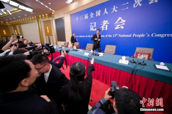 3月7日,十三届全国人大二次会议新闻中心举行记者会,邀请财政部部长刘昆,副部长程丽华、刘伟就“财税改革和财政工作”相关问题回答中外记者提问。图为会后记者追问刘昆。<a target='_blank' href='http://www.chinanews.com/'>中新社</a>记者 何蓬磊 摄