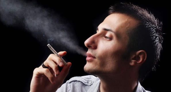 男人烟瘾再大,3个时间一根也别沾,否则就是给肺癌“添柴助火”