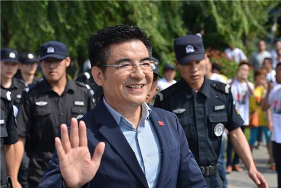 哥哥姐姐都饿死，他发财后却砸掉奔驰，高调做慈善其实是为了敛财