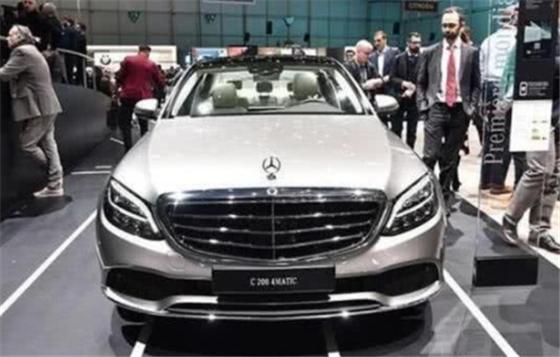 奔驰推出“小号迈巴赫”，无框车门，大气动感，比A4L还帅气