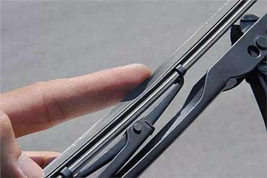 雨刮器刮不干净，还有异响怎么办？老司机教你，自己也能解决！