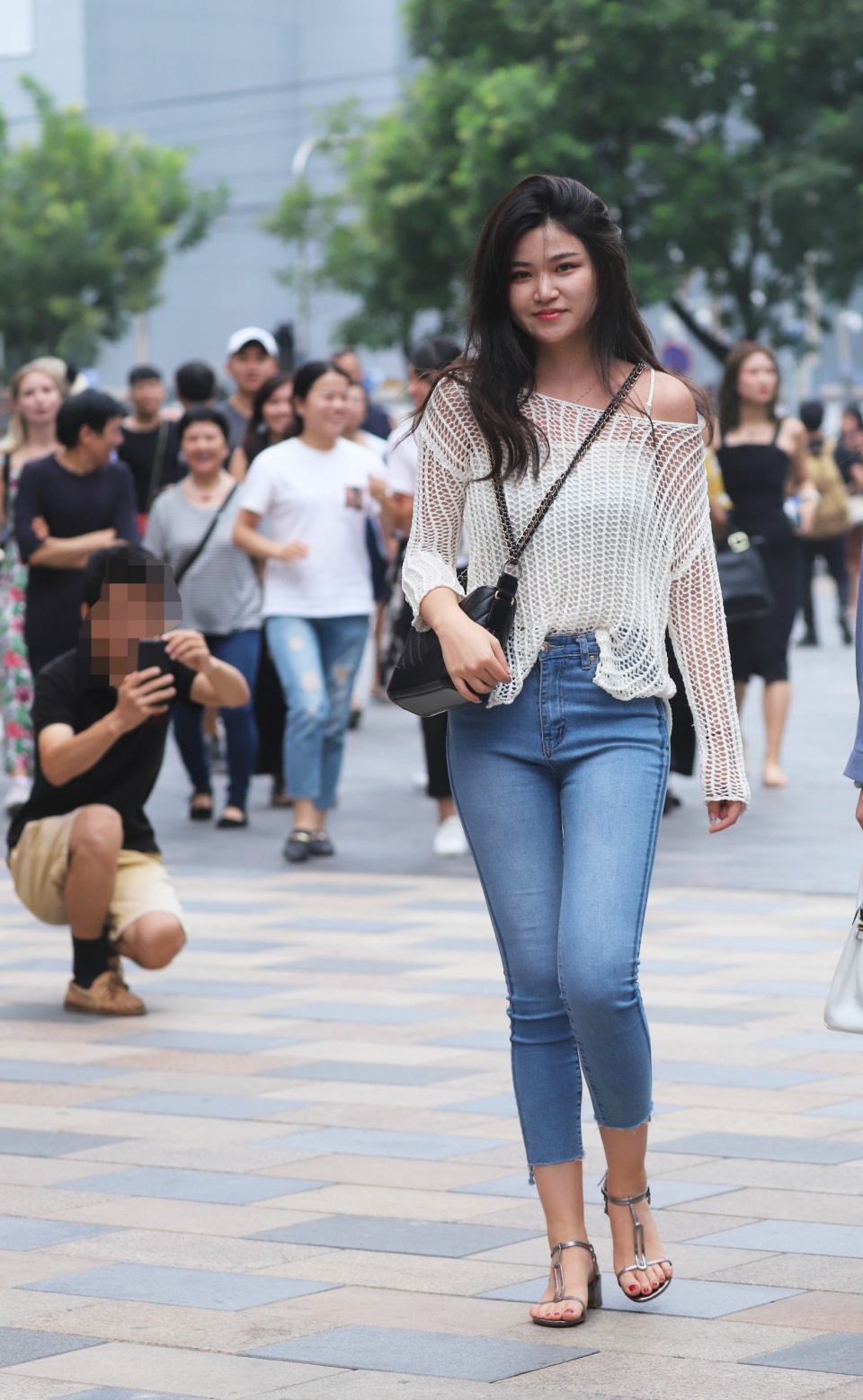街拍你喜欢穿牛仔裤的女孩吗喜欢就进来饱饱眼福吧