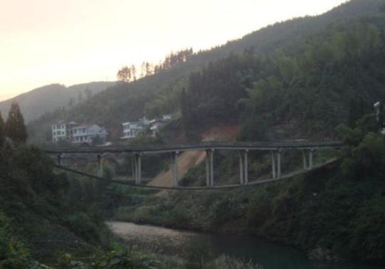 湖南的淘金大橋，沒有橋墩支撐的大橋，是什么樣子