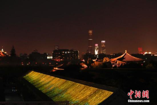  2月19日晚，以艺术灯光形式投影于古建屋顶上的《千里江山图卷》。中新社记者 杜洋 摄