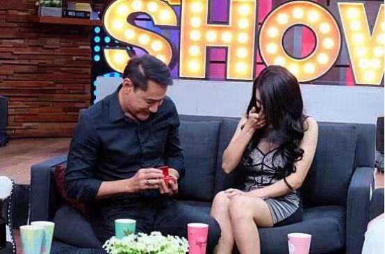 51岁泰国男演员爱上20岁女友,因被嘲像父女转而整容!