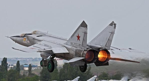 俄罗斯米格25和美国的F22谁的速度快?如果遭