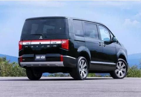 三菱又火了，四驱版“面包车”，2.2T柴油版，后排能睡两个人