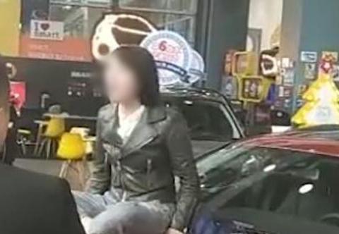 奔驰女哭诉维权事件，怪4S店还是怪奔驰？