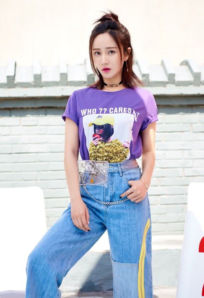 真是厉害了赵予熙，穿白色套装大显性感身材，女生都会心动