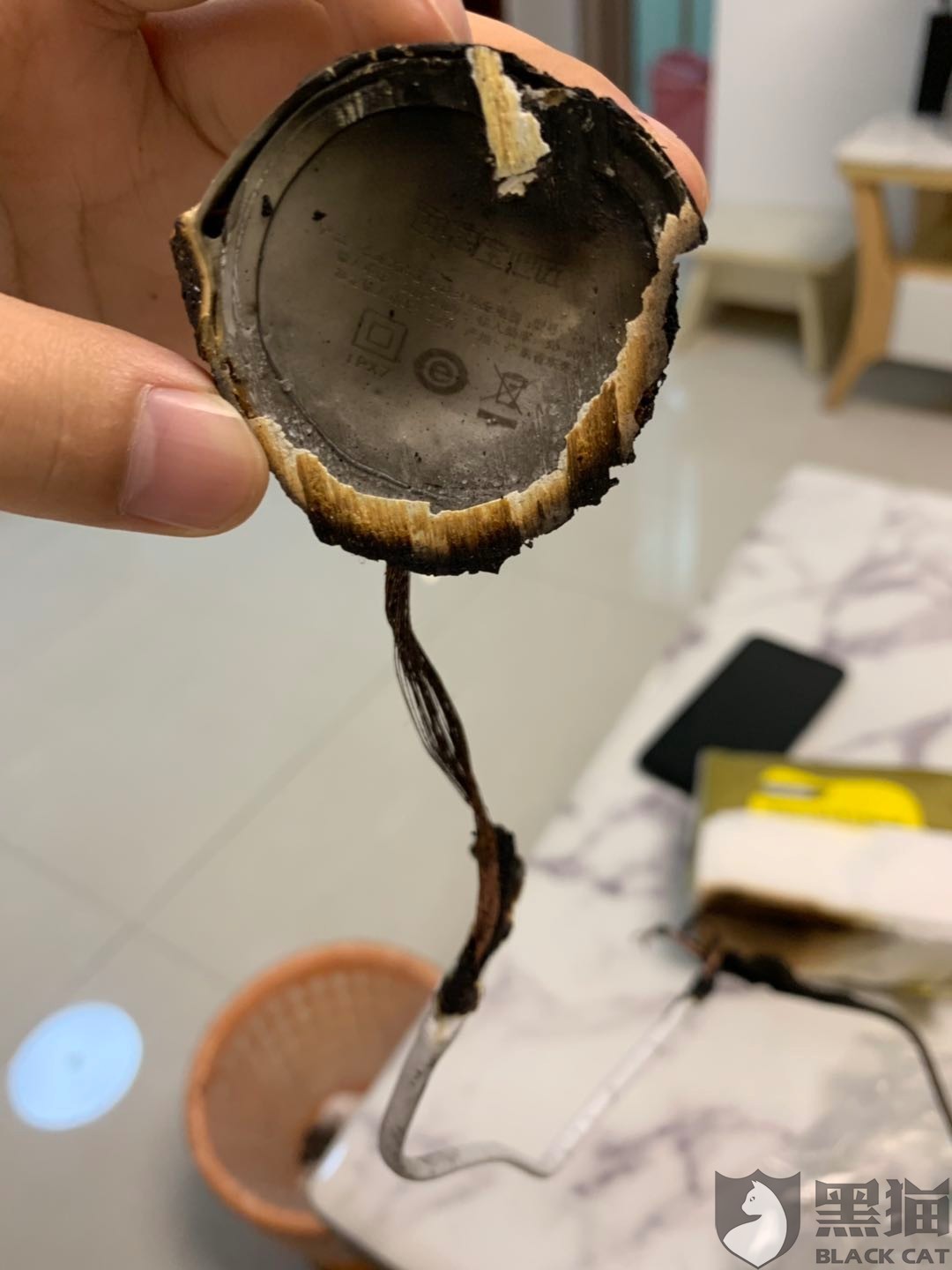 黑猫投诉:淘宝心选电动牙刷充电底座着火,卧室