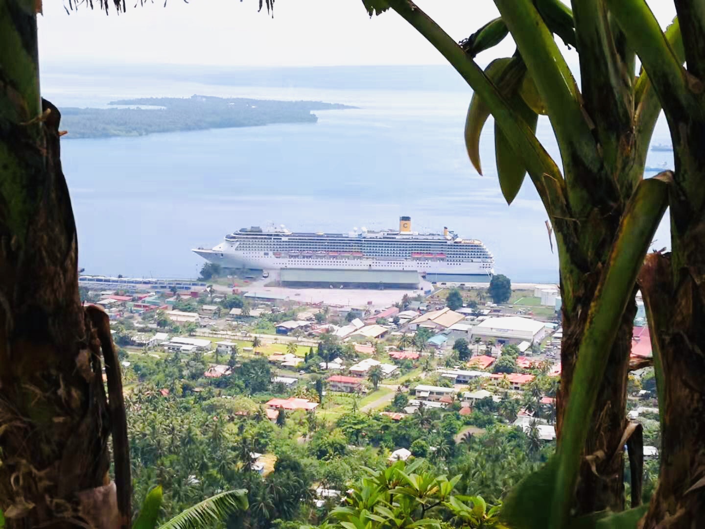 今天清晨抵達屹立在火山口的巴布亞新幾內(nèi)亞拉包爾
