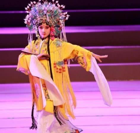 陆毅女儿近照,五官精致越长越美,多才多艺惹人