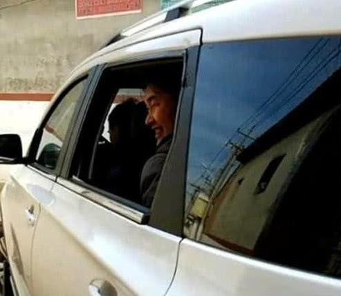 大衣哥朱之文买了新车,村民集体要求:必须给我们一人买一辆!