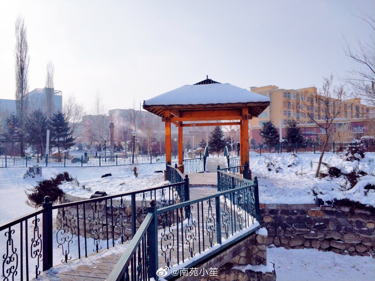 小鎮(zhèn)冬日景 暖陽天空照