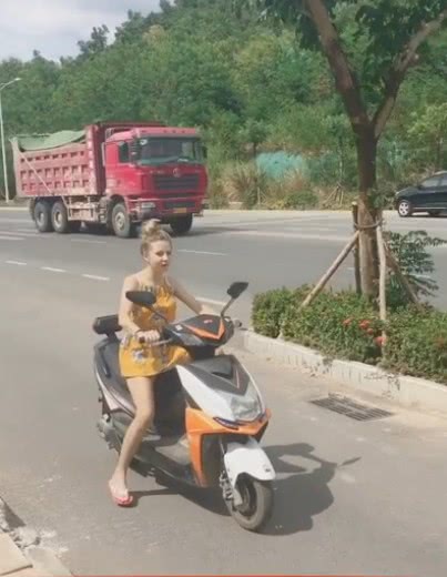 洋媳妇第一次骑电动车,走进一看发现重点,这裙子不准穿了