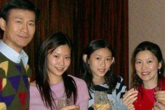 71岁郑少秋已经老了，官晶华相伴30多年破谣言，4个女儿亭亭玉立