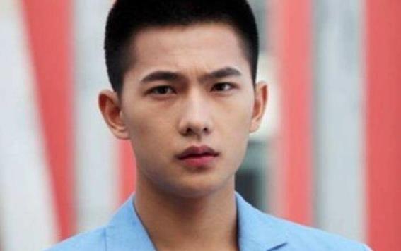 杨洋剃头后露出全脸,但是网民们更关注的是发际线