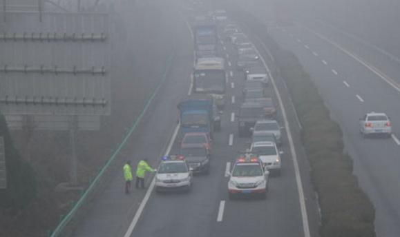 大雾天气高速封闭，为什么司机宁愿等也不绕道?看完长见识了