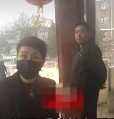 赵丽颖产后出院,冯绍峰全程用身体护送,撒红包