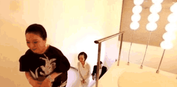 影视大亨向华强住宅装修,房子太大太晃眼,把鲁