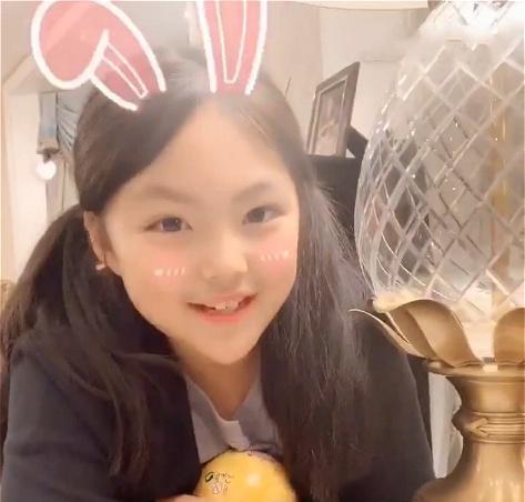 王诗龄瘦身成功,与李湘同框五官似复制粘贴网