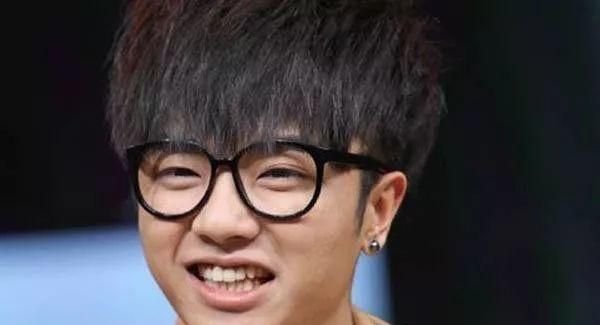 华晨宇出道前照片和现在反差大,与张杰从土变