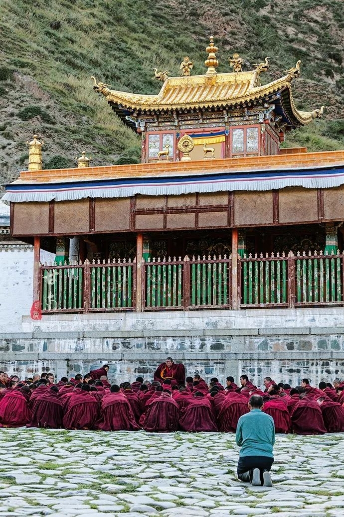 这个世界最大藏学府拥有世界最长转经长廊,居然不在西藏
