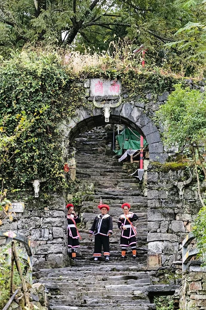 只知道千户苗寨?你out了,广东有个千年瑶寨毫不逊色,跟我去深度游!