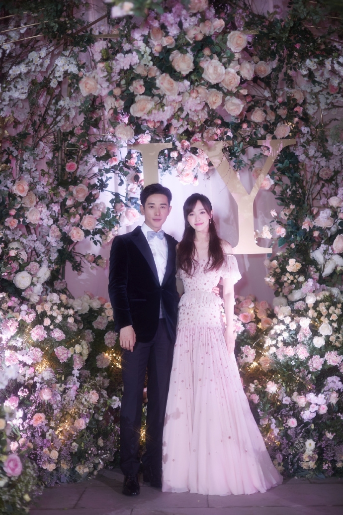 唐嫣罗晋婚礼现场高清照，胡歌献唱，新人拥吻那一刻甜哭了