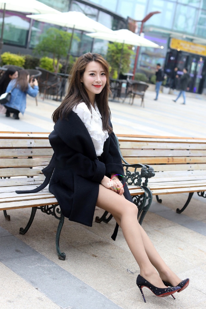 美女的丝袜破了也舍不得仍,用它搭配高跟鞋,女人味十足!